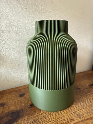 Groene ribbelvaas – modern design en stevige vorm